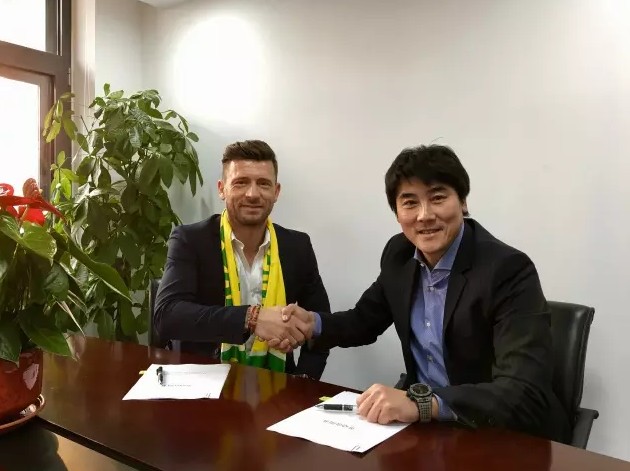 根据《都灵体育报》报道，桑乔对于尤文来说转会成本太高了，冬窗预算有限的尤文图斯转而有意索洛前锋贝拉尔迪。